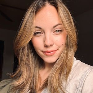 Meet your Posher, Adrienne